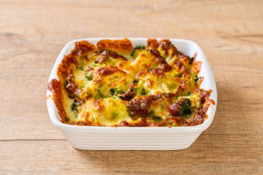 Peynirli fırında karnabahar ve brokoli graten