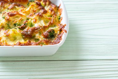 Peynirli fırında karnabahar ve brokoli graten