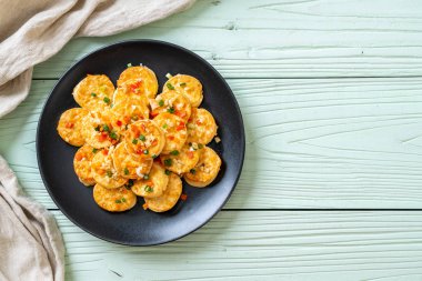 Sahanda yumurta yumuşak tofu sarımsak - sağlıklı, vegan ve sebze gıda tarzı