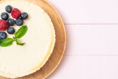 Ev yapımı cheesecake taze ahududu ve yaban mersini ile