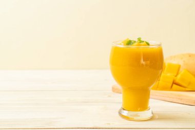 taze mango smoothies - sağlıklı yiyecek ve içecek konsepti