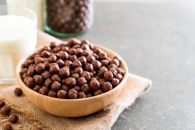 Çikolatalı gevrek kase kahvaltı için