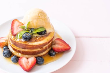 Yabanmersinli gözleme, çilek, bal ve vanilyalı dondurma.