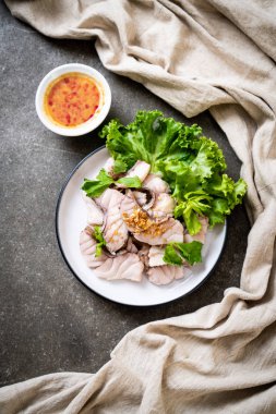 Soslu ve sebzeli haşlanmış balık sosu.