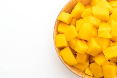 Beyaz arka plan üzerinde izole taze ve altın Mango