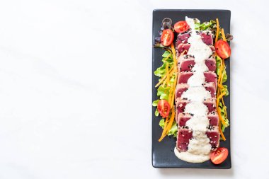 Sebze salatası ve soslu taze ton balığı. Sağlıklı yiyecek.