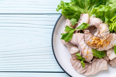 Soslu ve sebzeli haşlanmış balık sosu.