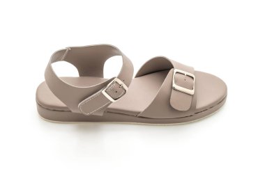 Kadınlar beyaz arka plan üzerinde izole sandalet deri