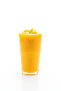 Beyaz arka plan üzerinde izole taze mango smoothies