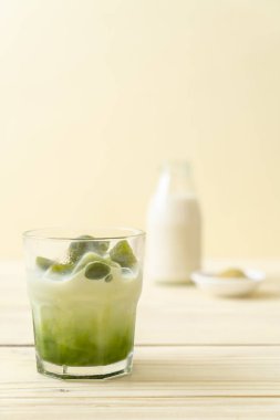 Matcha yeşil çay buzlu cam sütlü