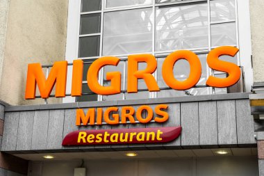 Spiez, İsviçre - 24 Ağustos, 2018: Zürih'te bir Migros Restoran girişinde. Migros Restoranlar İsviçre'nin en büyük perakendeci olan Migros şirketi tarafından ait olan.