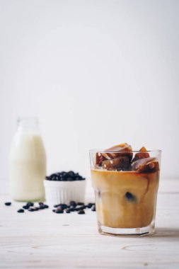 ahşap masa üzerinde sütlü kahve buz küpleri