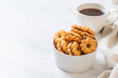 Hindistan cevizli bisküvi ve ananas reçeli.