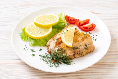 Izgara balık bifteği.