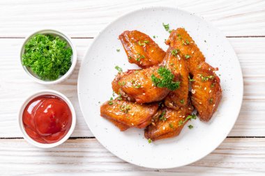 Beyaz susamlı ızgara tavuk kanadı.