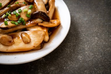 İstiridye soslu kızarmış kral istiridye mantarı. Sağlıklı, vejetaryen ya da vejetaryen yemek tarzı.