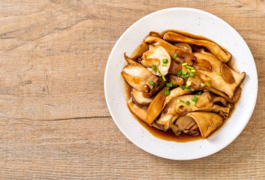 İstiridye soslu kızarmış kral istiridye mantarı. Sağlıklı, vejetaryen ya da vejetaryen yemek tarzı.