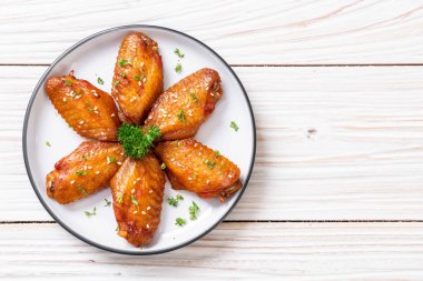 Beyaz susamlı ızgara tavuk kanadı.