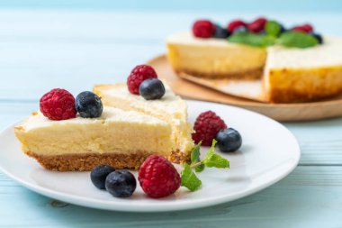 Ev yapımı cheesecake taze ahududu ve yaban mersini ile