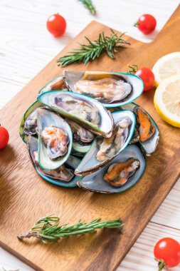 malzemelerle ahşap tahta üzerinde taze midye