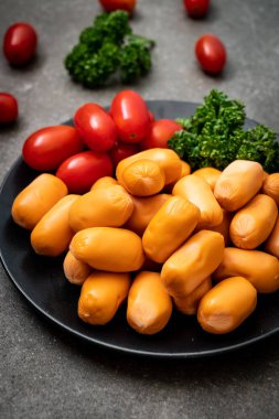 domuz eti kokteyl sosisi plaka üzerinde