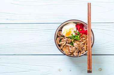Yumurtalı domuz pirinci kasesi (Donburi) - Japon yemeği tarzı.