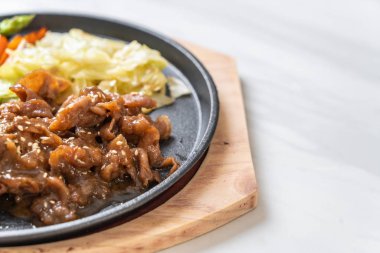 sıcak plaka - Asya tarzı domuz biftek dilimlenmiş