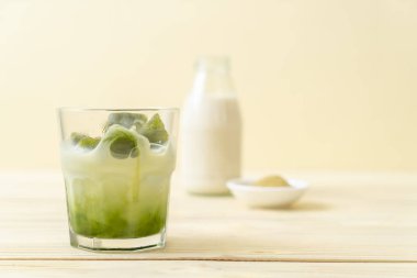 Matcha yeşil çay buzlu cam sütlü