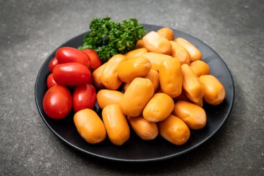 domuz eti kokteyl sosisi plaka üzerinde