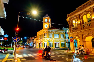 Phuket, Tayland, 18 Nisan 2018: Çin Portekiz tarzı eski binalar ile eski şehir Phuket Tayland Phuket çok ünlü bir turistik yer.