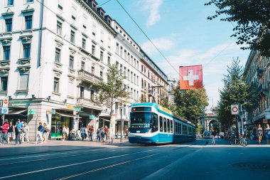 Zürih, İsviçre - 23 Ağustos 2018: Zürih Şehri, İsviçre kaldırımlarda insanlar yürüyüş yaparken bir tramvay merkezi Bahnhofstrasse sürücüler.