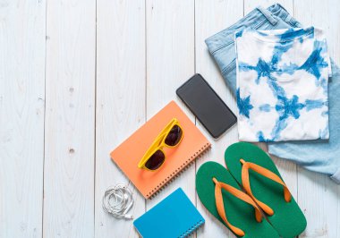 Gezgin, yaz tatili ahşap arka plan üzerinde erkek casual kıyafetler