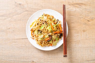 tavada kızartılmış yakisoba noodle sebzeli - vegan ve vejetaryen yiyecekler