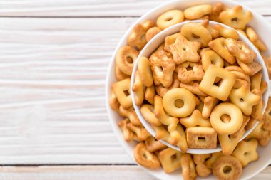 Kahveli bisküvi krakeri.