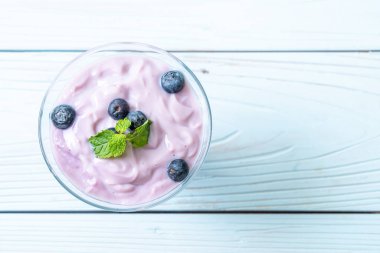 Taze yaban mersinli ev yapımı yoğurt