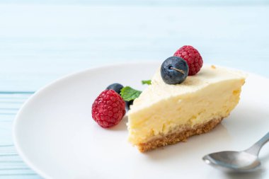 Ev yapımı cheesecake taze ahududu ve yaban mersini ile