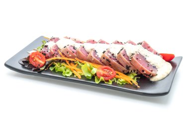 Taze orkinos çiğ sebze salatası ve beyaz arka plan üzerinde izole sos ile