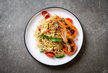 ızgara karides ve domates - İtalyan Füzyon gıda tarzı ile tavada kızartılmış spagetti