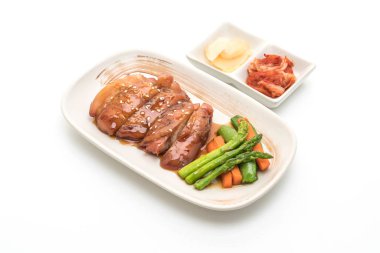Beyaz arka plan üzerinde izole teriyaki chiciken biftek