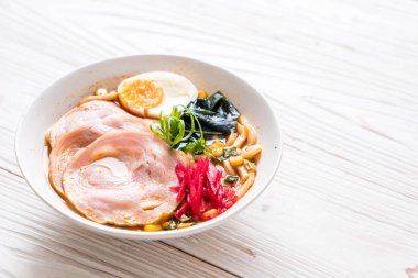 Baharatlı miso udon ramen noodle ile domuz eti - Japon gıda tarzı