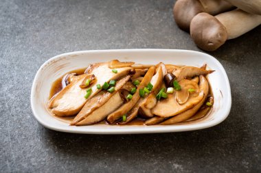 İstiridye soslu kızarmış kral istiridye mantarı. Sağlıklı, vejetaryen ya da vejetaryen yemek tarzı.