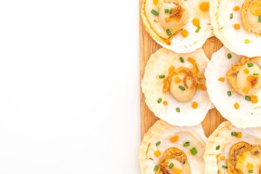 tereyağı ve beyaz arka plan üzerinde izole sarımsak ile ızgara tarak shell