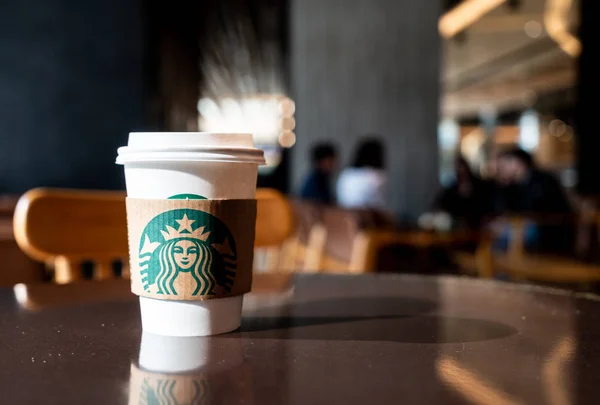 Bangkok Tailandia Junio 2018 Starbucks Café Caliente Con Soporte Sobre — Foto de Stock