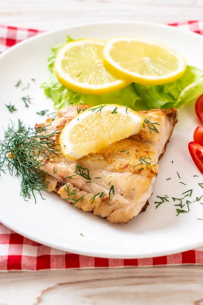 Izgara balık bifteği.