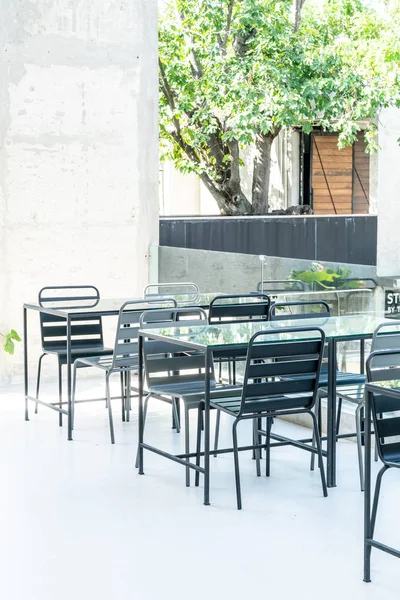 boş açık veranda sandalye ve masa