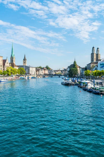 Zürcher Innenstadt Mit Frau Und Grossmünsterkirchen Und Limmat Zürichsee — Stockfoto