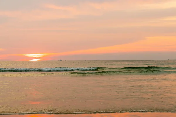 Playa Tropical Con Puesta Sol Hermoso Cielo — Foto de Stock