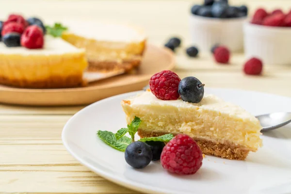 Homemade Cheesecake Fresh Raspberries Blueberries — Stock Photo, Image