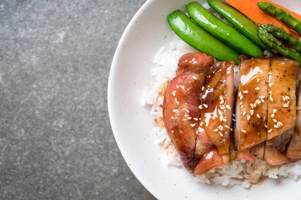 红烧鸡饭碗 亚洲风味 — 图库照片
