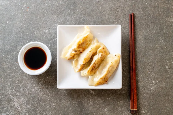Japon gyoza 'sı ya da soya soslu hamur tatlısı.